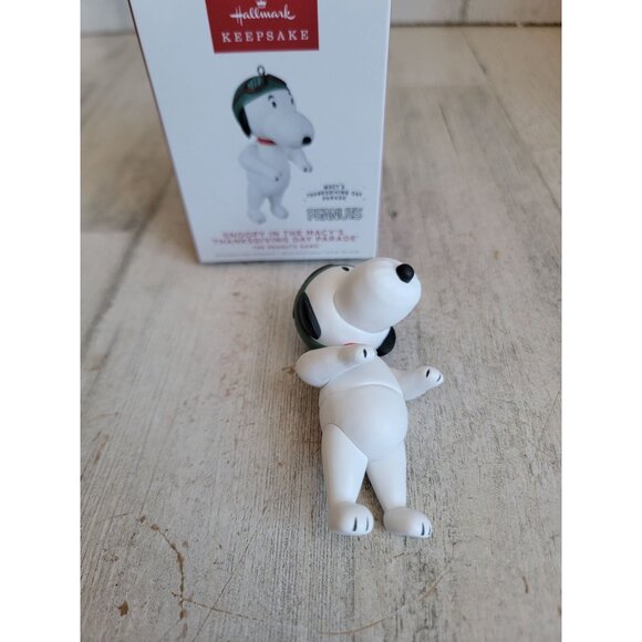 Hallmark Snoopy in the Macy's Thanksgiving Day Parade ornament Xmas - Picture 1 of 6